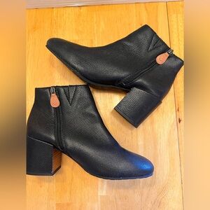 Gentle Souls Leather Black Textured Ankle Booties 8M Blaise minimalist classic
